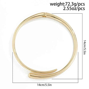 عقد Choker بتصميم Minimalist عريض باللون الذهبي.