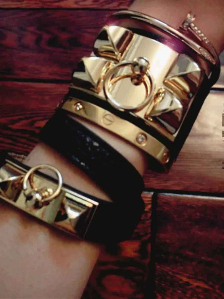سوار نسائي عريض معدني بتصميم punk rivet عصري بستايل INS الأوروبي والأمريكي مع لمسات ترانسبيرنت ومسامير أنيقة