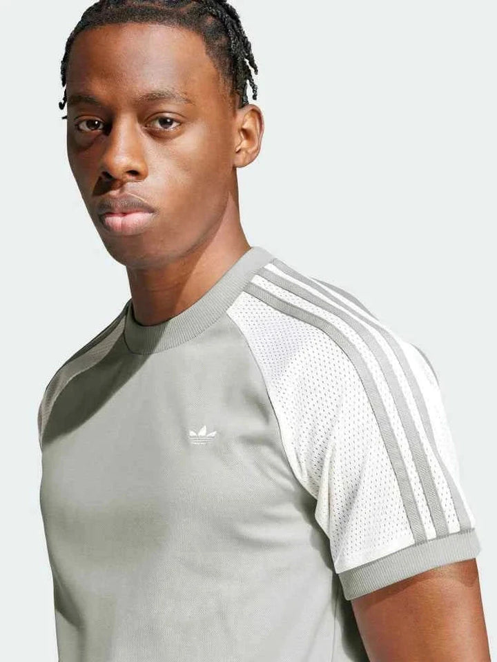 Adidas تيشيرت رياضي عصري بأكمام راجلان رمادي فاتح مع جوانب بيضاء شبكية وشعار Trefoil صغير