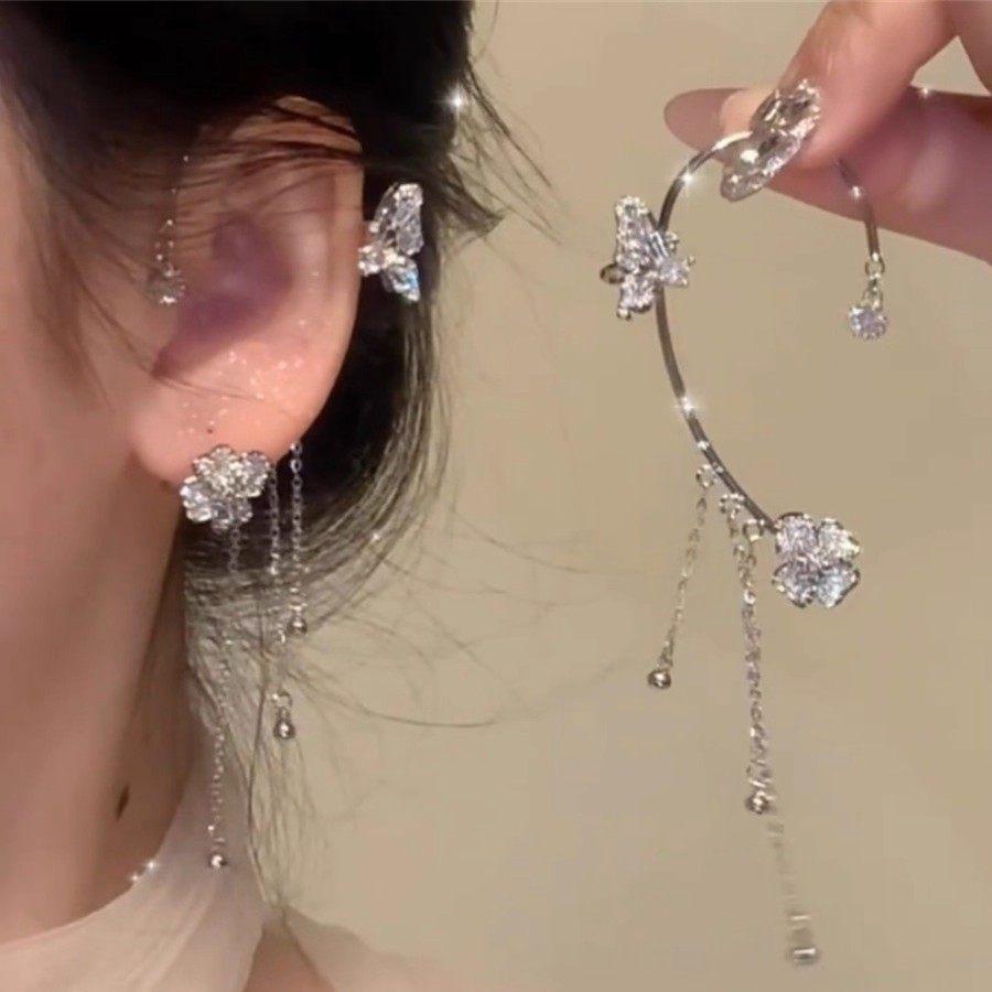 أقراط Ear Cuff بتصميم الفراشة الكريستالية اللامعة.