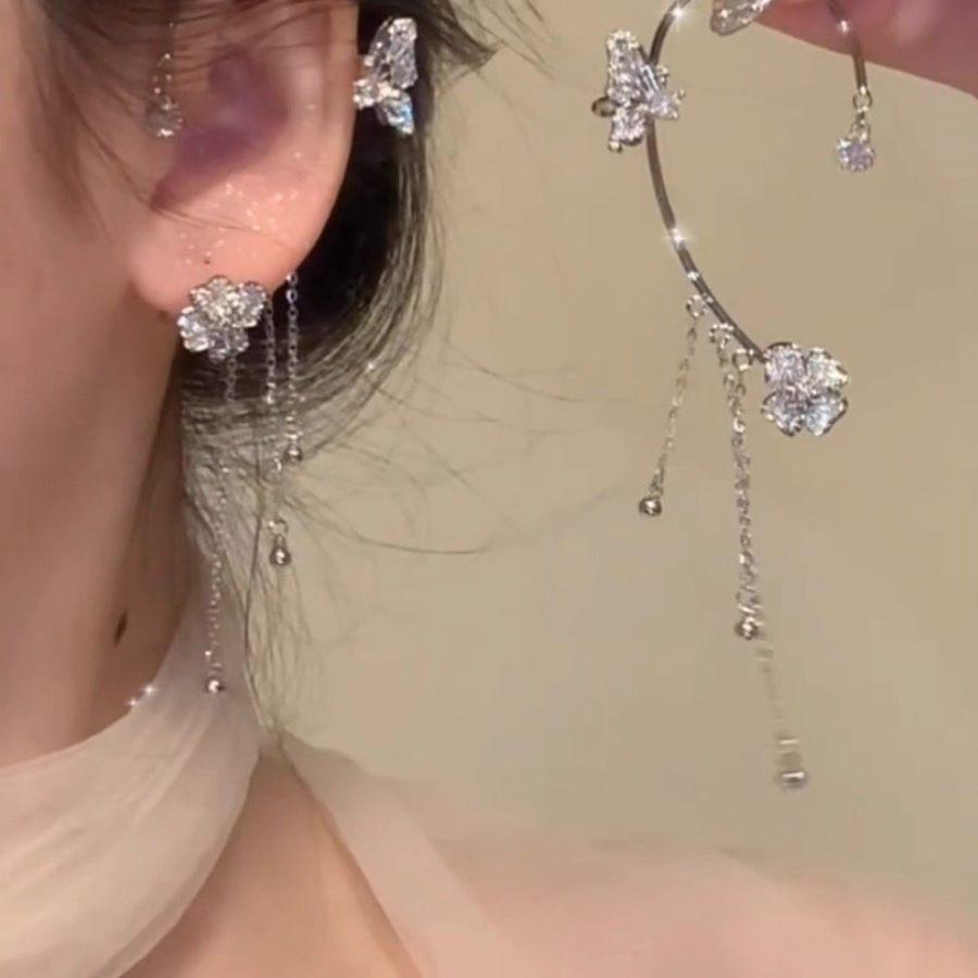 أقراط Ear Cuff بتصميم الفراشة الكريستالية اللامعة.