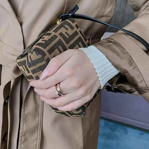 خاتم نسائي Luxury Rose Gold مرصع بفصوص الزيركون الأنيقة.