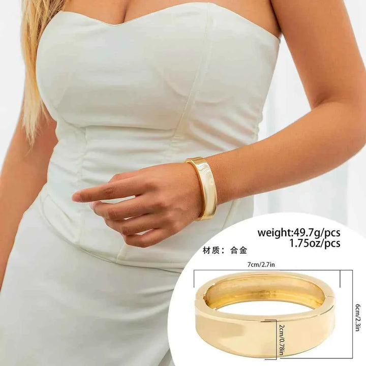 إسوارة نسائية عريضة معدنية بتصميم C-Shape مفتوح لامع وأسلوب عصري يناسب الموضة الأوروبية والأمريكية 2025