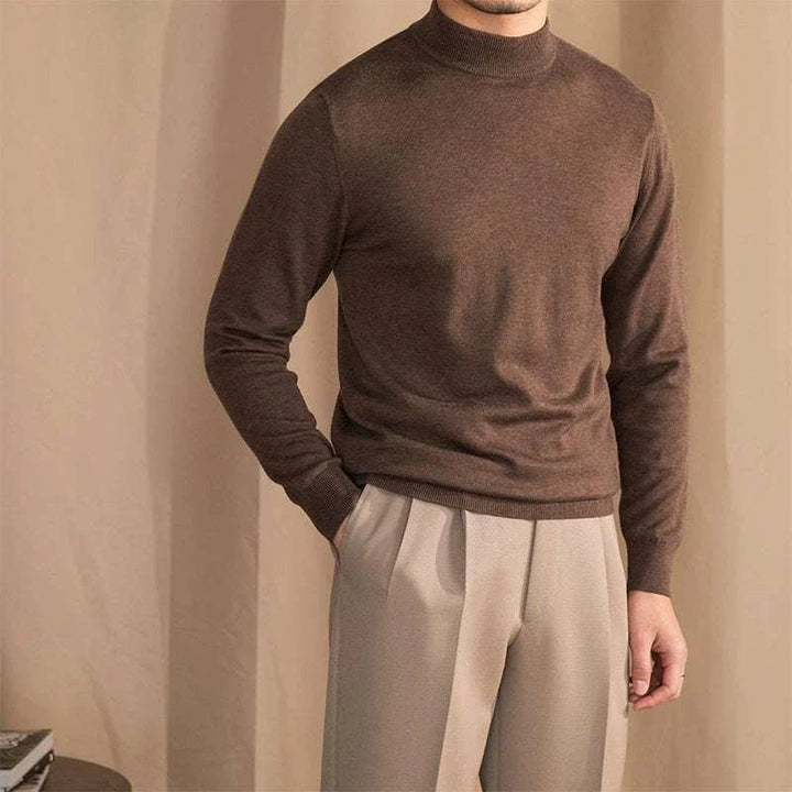 رجل يرتدي سويتر بني نصف عالي من صوف 30% بتصميم نحيف من Mr. Lu San's يناسب إطلالة أنيقة وعصرية