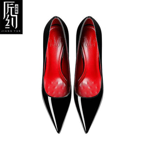Christiana  حذاء نسائي High Heels أسود بلمسة مخملية ونعل كريستالي أحمر.