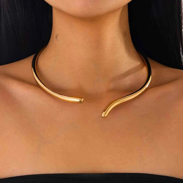 قلادة نسائية معدنية بطوق مفتوح بتصميم بسيط وأنيق drop necklace  مستوحى من الطراز الأوروبي والأمريكي