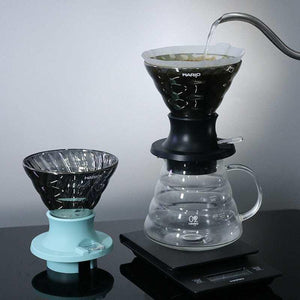 قمع ترشيح القهوة Hario V60 زجاجي بتصميم أنيق ومقاوم للحرارة.