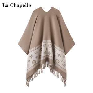 لقطة قريبة من الأمام لشال La Chapelle الكاكي بنقشة مونوغرام
