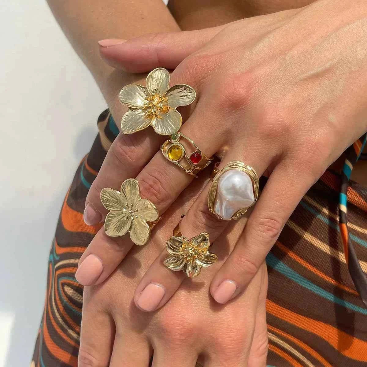 طقم خواتم نسائية بتصميم زهور ولؤلؤ Vintage Rings Set.