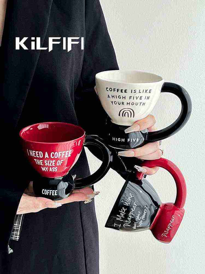 أكواب قهوة بأسلوب حديث مكتوب عليها عبارات فكاهية.