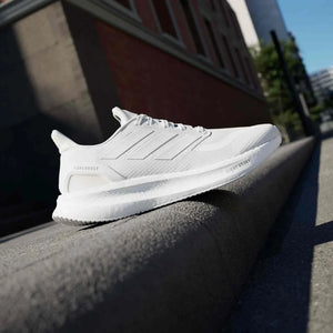 Adidas حذاء جري خفيف ومريح من أديداس.