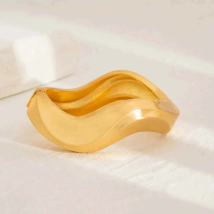 سوار نسائي معدني عريض بتصميم بانك أوروبي وأمريكي غير منتظم مع مشبك زنبركي أنيق لعام 2025