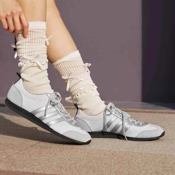 Adidas حذاء Ice Cream VS JOG 2.0 بتصميم T-Toe أبيض ورمادي بنعل مطاطي مقاوم للانزلاق رجالي ونسائي