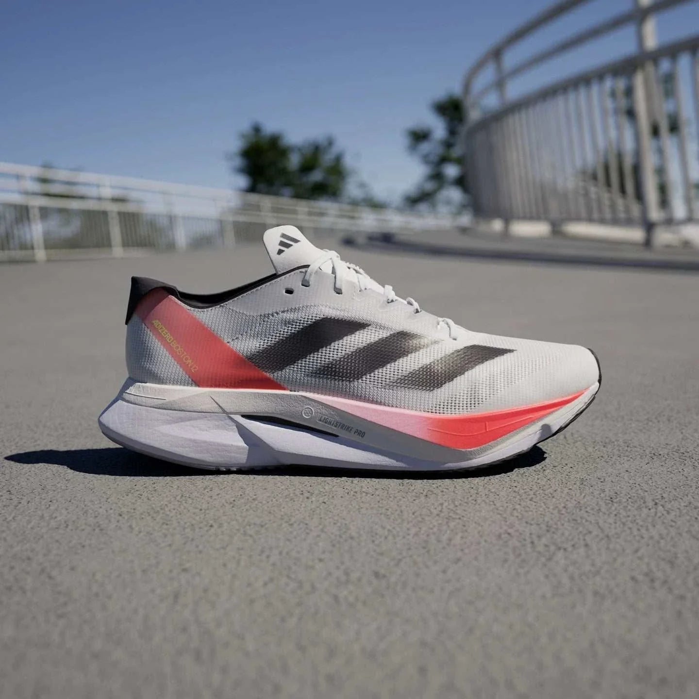 أحذية ADIZERO BOSTON 12 للجري والتدريب والاستعداد للماراثون، مزودة بدعامة من الألياف الزجاجية، للرجال والنساء – من أديداس..