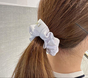ربطة شعر Scrunchie بتصميم Dior الفاخر - ألوان متعددة.