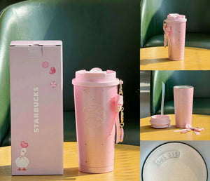 كوب Starbucks Tumbler وردي بنقشة قلوب وفيونكة أنيقة.