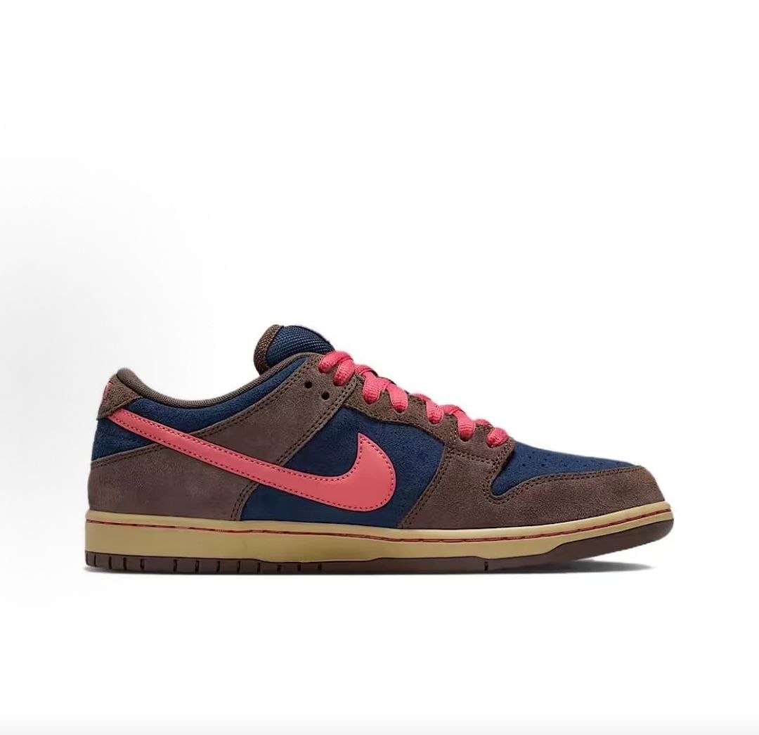 View the side profile of the حذاء نايك الأصلي featuring Nike Shoes design, representing the finest شوز نايك المميز مع حذاء نايكي SB دانك لو بني كحلي | Nike SB Dunk Low Brown وتصاميم nike schuhe.