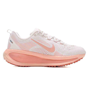View the side profile of the حذاء نايك الأصلي featuring Nike Shoes design, representing the finest شوز نايك المميز مع حذاء Nike Vomero 18 للجري للنساء لون وردي ناعم وتصاميم nike schuhe.
