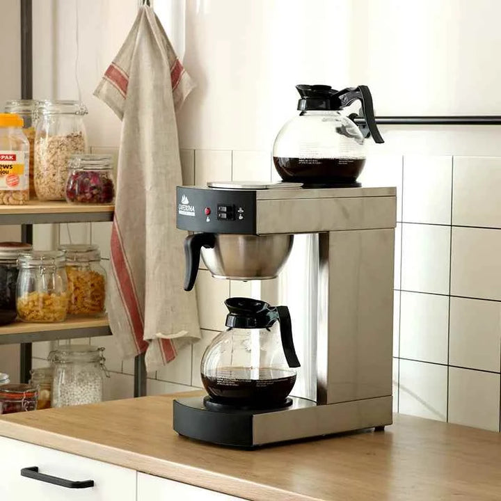 آلة قهوة أوتوماتيكية CAFERINA RH330 بمصفاة تسقط القهوة مع إبريق زجاجي مزدوج في مطبخ حديث