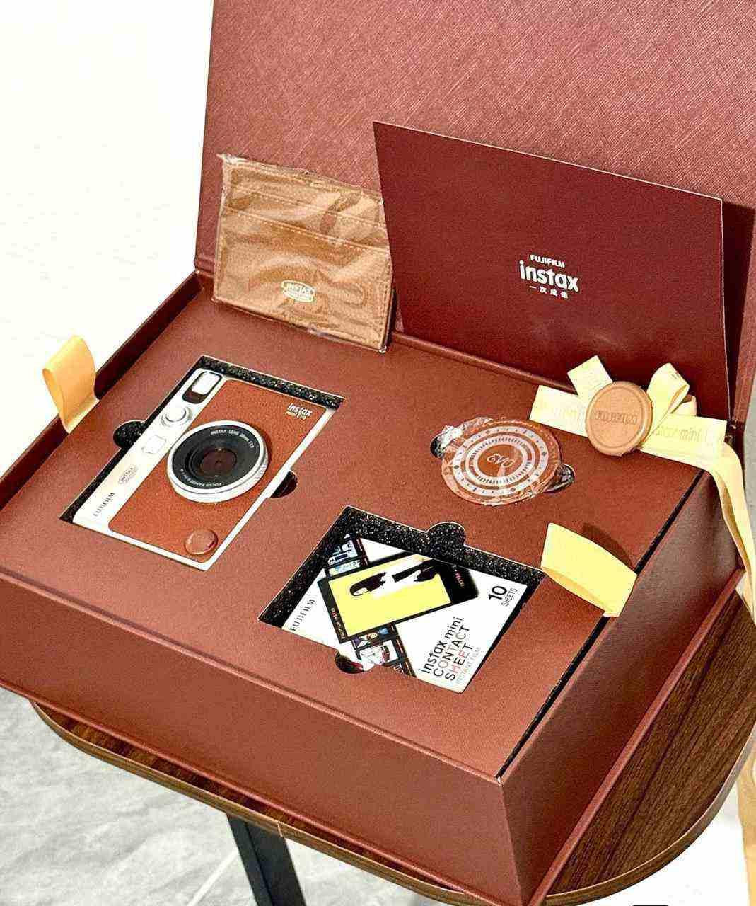 Fujifilm Instax Mini Evo كاميرا مع بكج هدية.