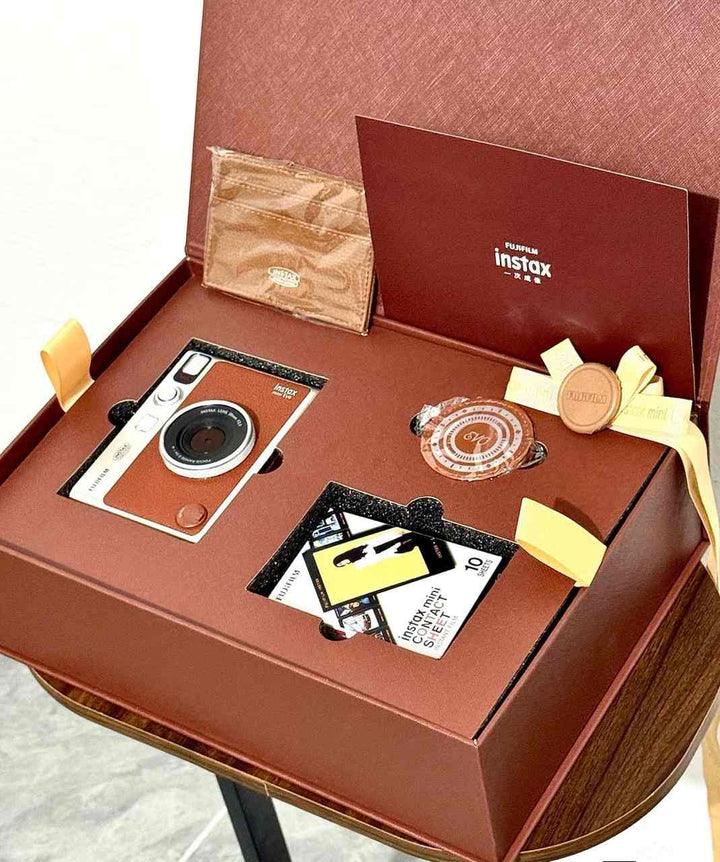 Fujifilm Instax Mini Evo كاميرا بكج هدية فاخر مع حافظة جلدية، أفلام Instax Mini، وتغليف أنيق مناسب للإهداء والمناسبات الخاصة