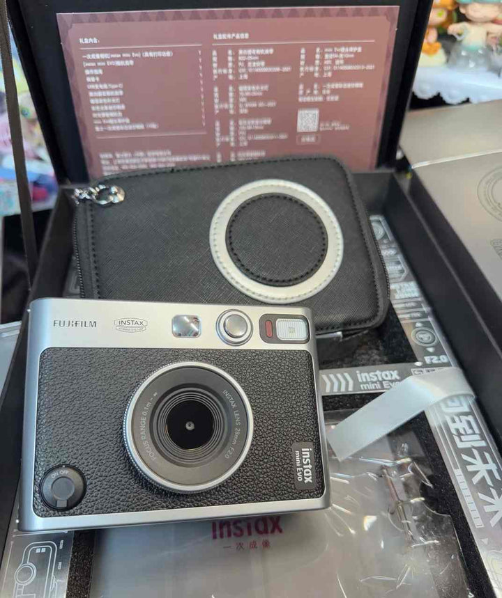 Fujifilm Instax Mini Evo كاميرا مع حافظة جلدية أنيقة وأفلام تصوير فورية ضمن طقم هدية فخم