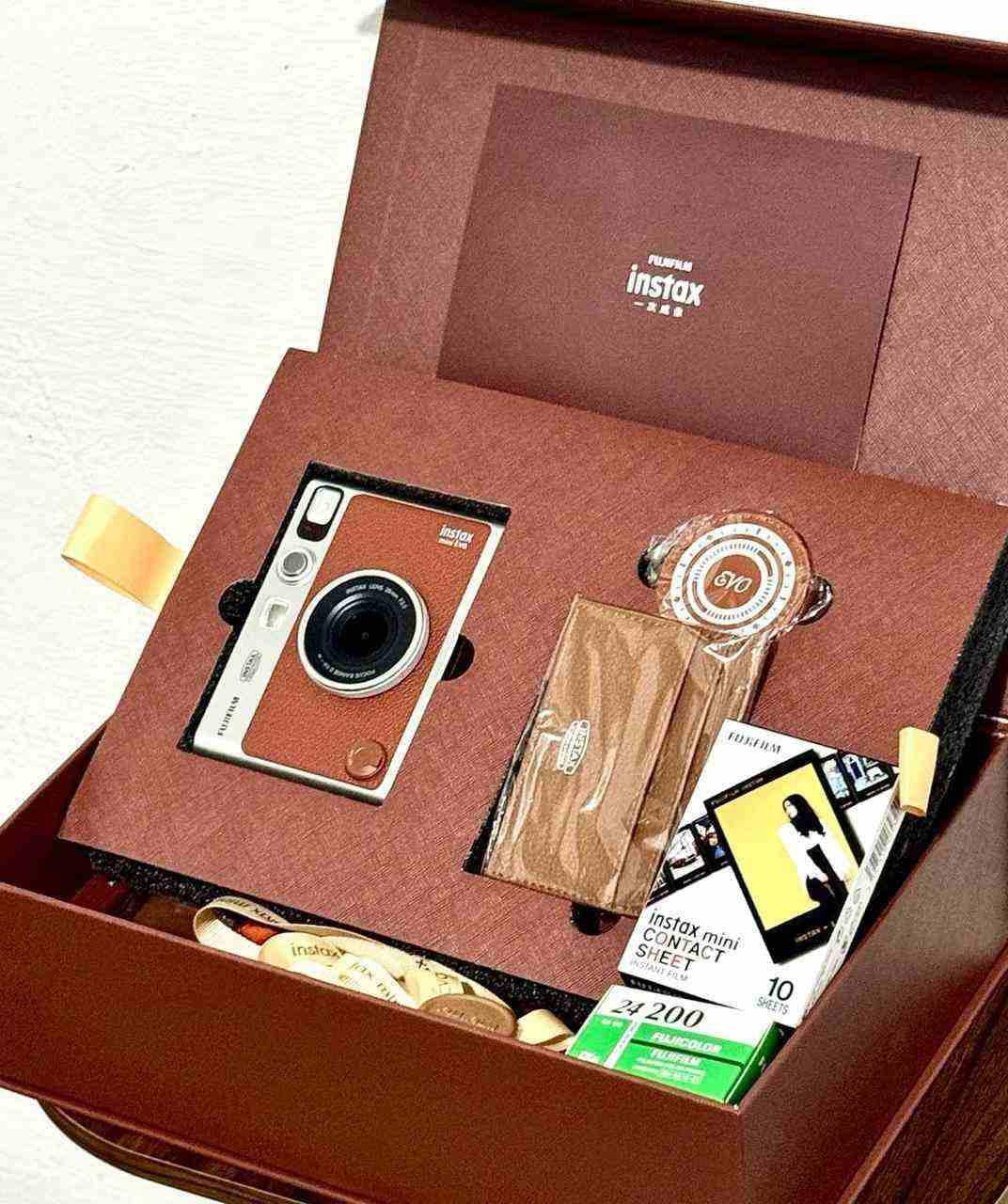 Fujifilm Instax Mini Evo كاميرا مع بكج هدية.