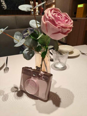 FUJIFILM Mini Evo Pink Limited Edition Gift Box – كاميرا إنستاكس فاخرة بإصدار وردي محدود.