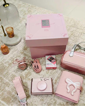 FUJIFILM Mini Evo Pink Limited Edition Gift Box – كاميرا إنستاكس فاخرة بإصدار وردي محدود.
