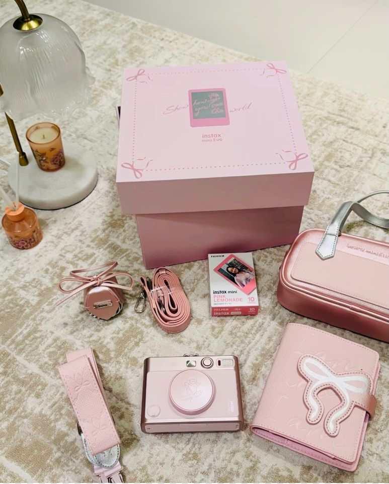 FUJIFILM Mini Evo Pink Limited Edition Gift Box – كاميرا إنستاكس فاخرة بإصدار وردي محدود.