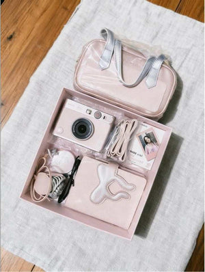 FUJIFILM Mini Evo Pink Limited Edition Gift Box – كاميرا إنستاكس فاخرة بإصدار وردي محدود.