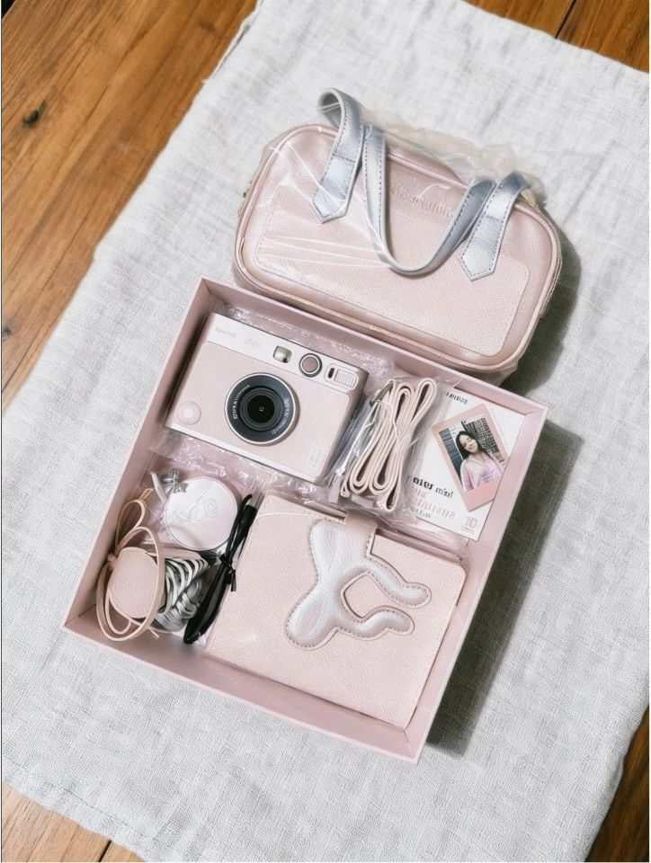 FUJIFILM Mini Evo Pink Limited Edition Gift Box – كاميرا إنستاكس فاخرة بإصدار وردي محدود.