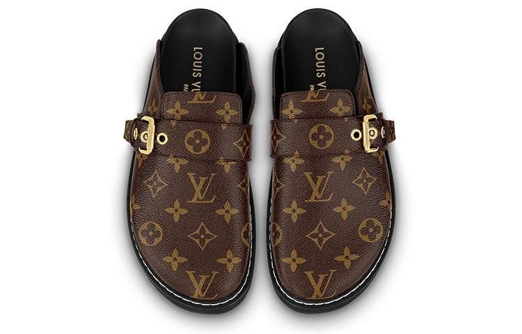 حذاء Mules من Louis Vuitton بنقشة Monogram بنية.
