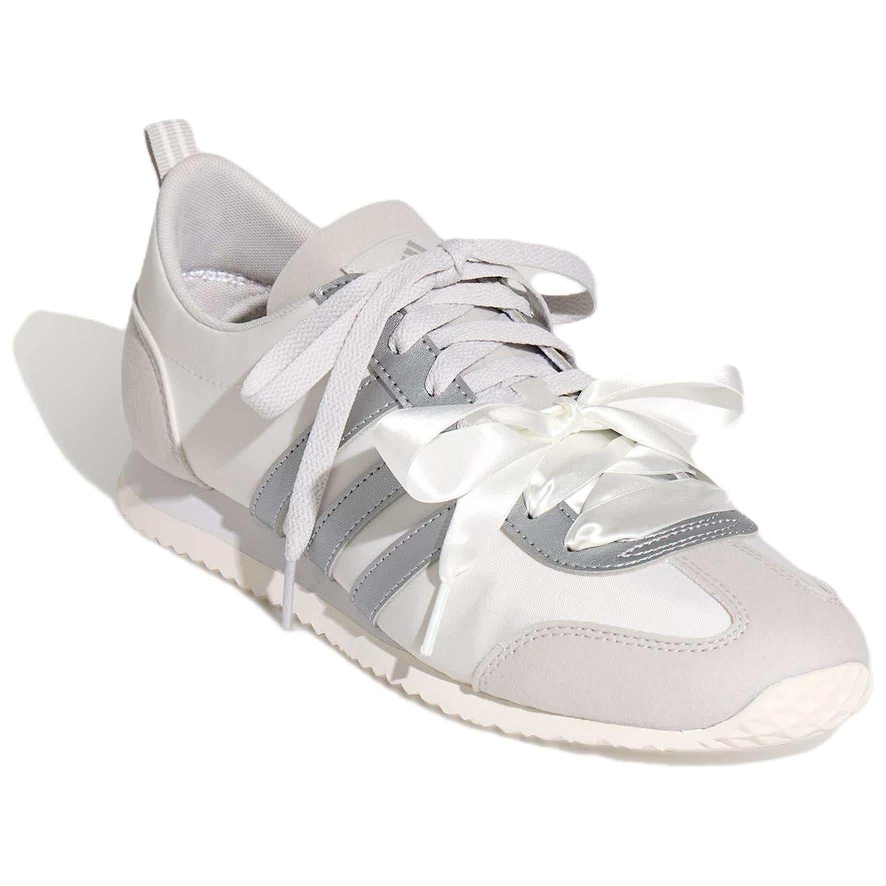 حذاء Sneakers نسائي كاجوال أبيض وفضي بأربطة Ribbon.