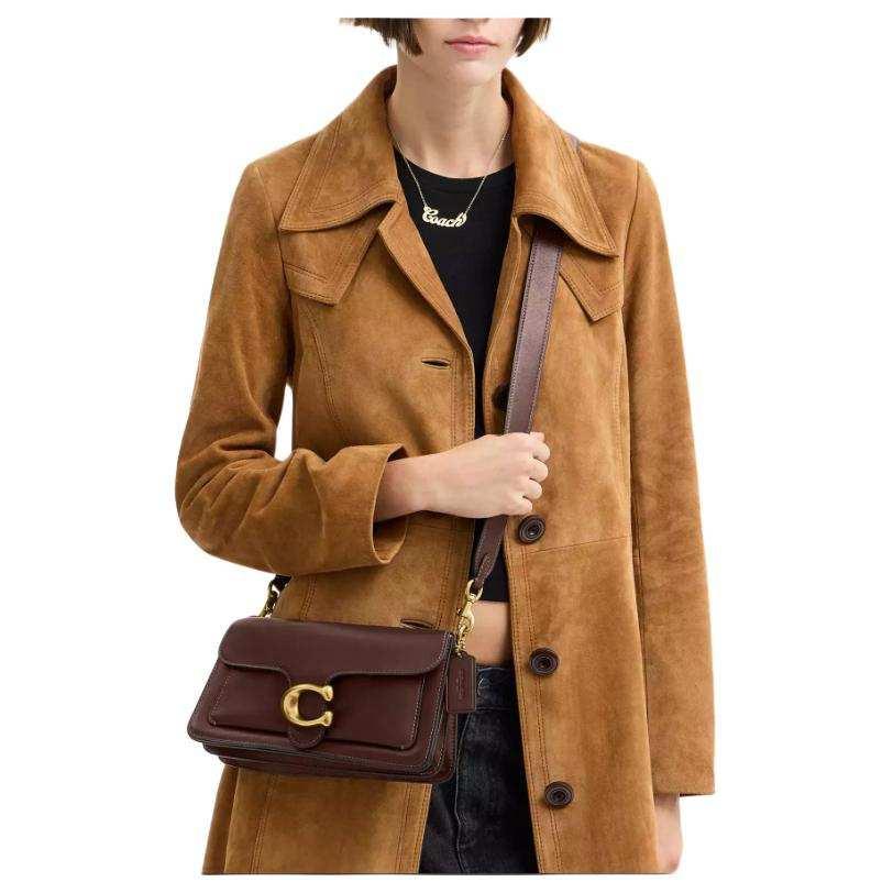 أناقة كلاسيكية بلون الـ Dark Cherry الغني.. حقيبة Coach Tabby 26 الفاخرة ✨.