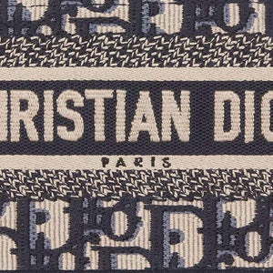 DIOR Mini حقيبة Dior Book Tote بحجم ميني
تطريز نمط ديور أوبليك الأزرق (‎7,5 x 13 x 21,5 سم).