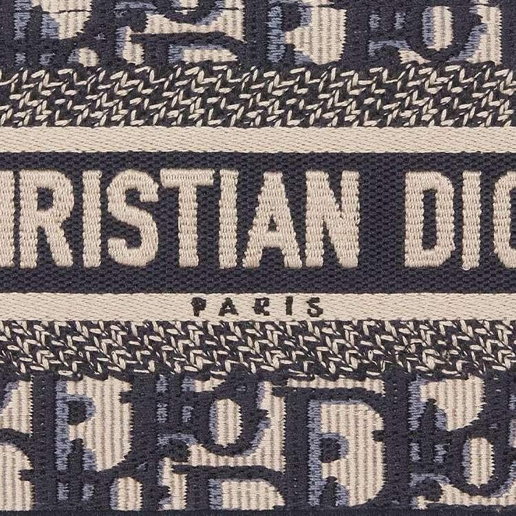 DIOR Mini حقيبة Dior Book Tote بحجم ميني
تطريز نمط ديور أوبليك الأزرق (‎7,5 x 13 x 21,5 سم).