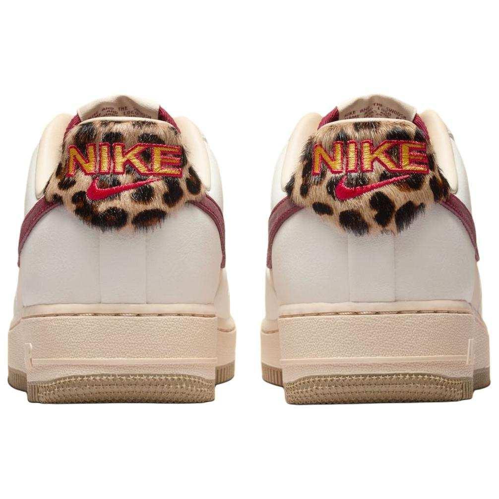 حذاء Nike Air Force 1 بنقشة Leopard وتفاصيل Burgundy.