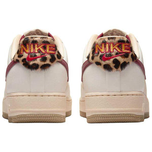 حذاء Nike Air Force 1 بنقشة Leopard وتفاصيل Burgundy.