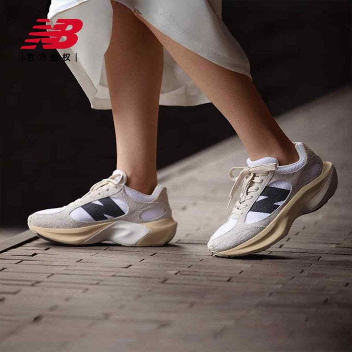 حذاء رياضي من New Balanceحذاء رياضي من New Balance، يأتي بتصميم أنيق وبسيط بلون أبيض مع تفاصيل سوداء بارزة. يتميز بنعل مريح وسميك يضمن الثبات والتوازن أثناء الحركة. يتناسب مع الأنشطة اليوميةسنيكرزNew balanceرفعةحذاء رياضي