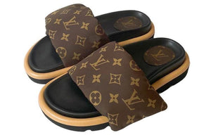 سليبر Louis Vuitton Pool Pillow بنقشة Monogram ولون بني.