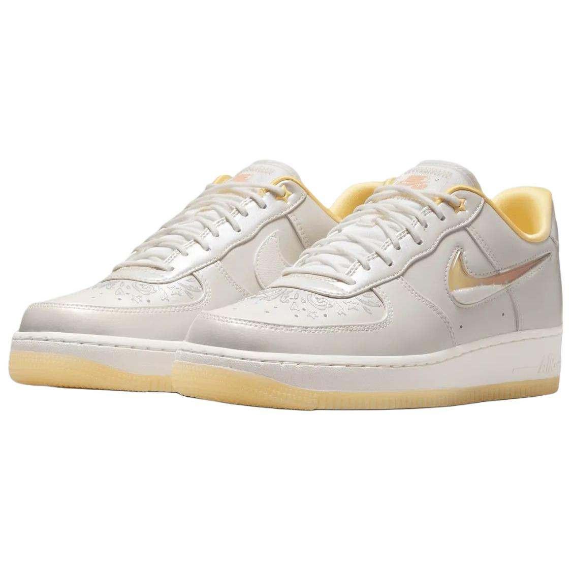 حذاء Nike Air Force 1 Low باللون الفضي والذهبي اللامع.
