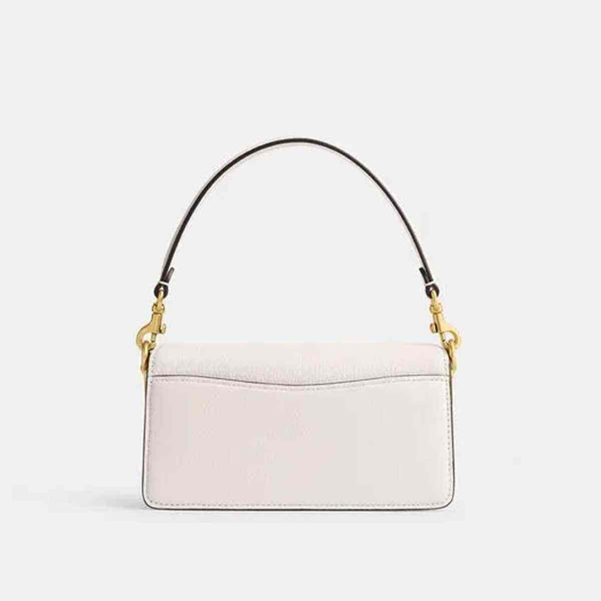 حقيبة Coach Tabby Shoulder Bag جلد بلون أبيض.
