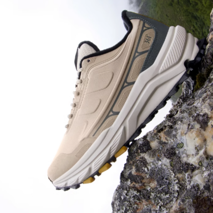 حذاء 361° Rain Screen بلون بيج ورمادي مقاوم للماء بتصميم عصري ونعل متين لمتانة وثبات عالي أثناء المشي.
