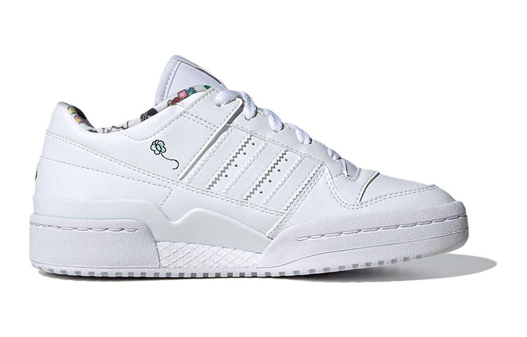 حذاء adidas رياضي أبيض بتصميم Hello Kitty المميز