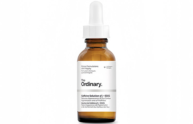 سيروم تحت العين بالكافيين بشعار The Ordinary، عبوة كهرمانية بملصقها من زاوية مائلة