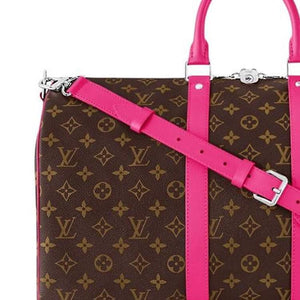 حقيبة سفر Louis Vuitton Keepall بتفاصيل باللون الوردي.