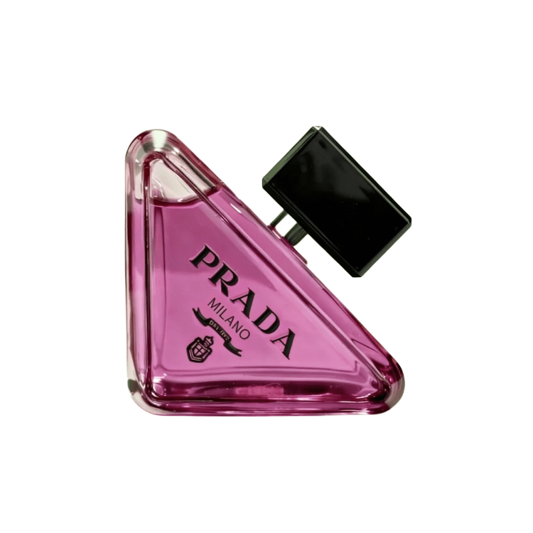 عطر برادا بارادوكس زجاجة وردية بغطاء أسود من زاوية مائلة