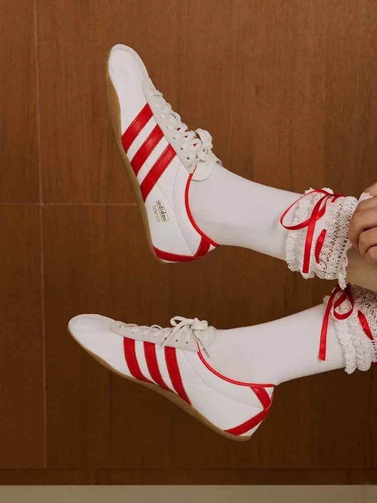 Adidas | أديداس حذاء نسائي كلاسيكي خفيف بنعل رفيع.