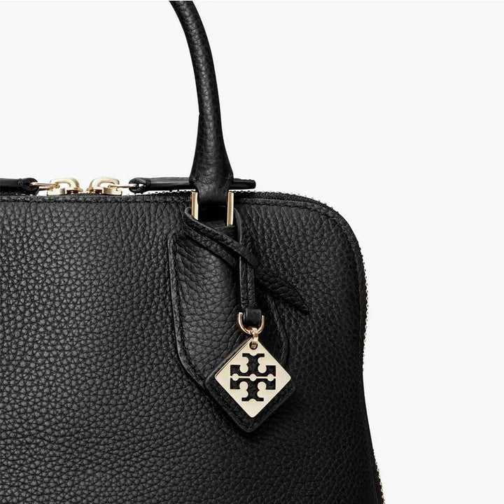 حقيبة من Tory Burch باللون الأسود بتصميم كلاسيكي ومقبضين علويين. - رفعة